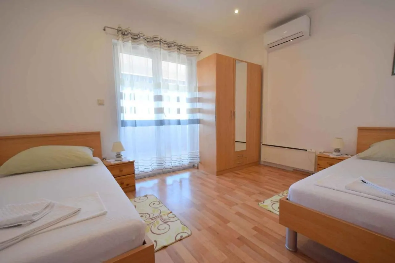 Apartment In Njivice/Insel Krk 13262 נייביצה